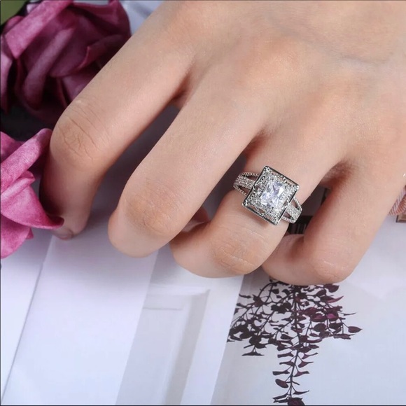 Gorgeous Women 925
Silver Jewelry White
Sapphire Ring - Picture 7 of 7